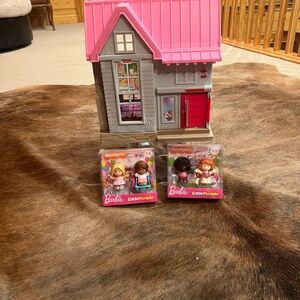 This is a 2017 FISHER PRICE LITTLE PEOPLE HOUSE COMES W/4 BARBIE LITTLE PEOPLE